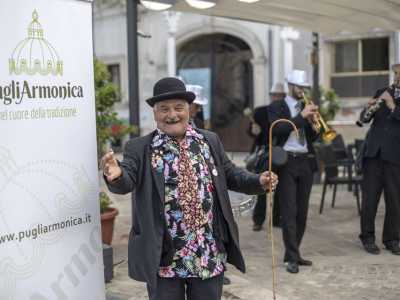 E cos� Guerra, accompagnato dalla fidata orchestra �U sciaraball� composta da fiati e percussioni, porta in scena le leggendarie scenette ideate da Genovese